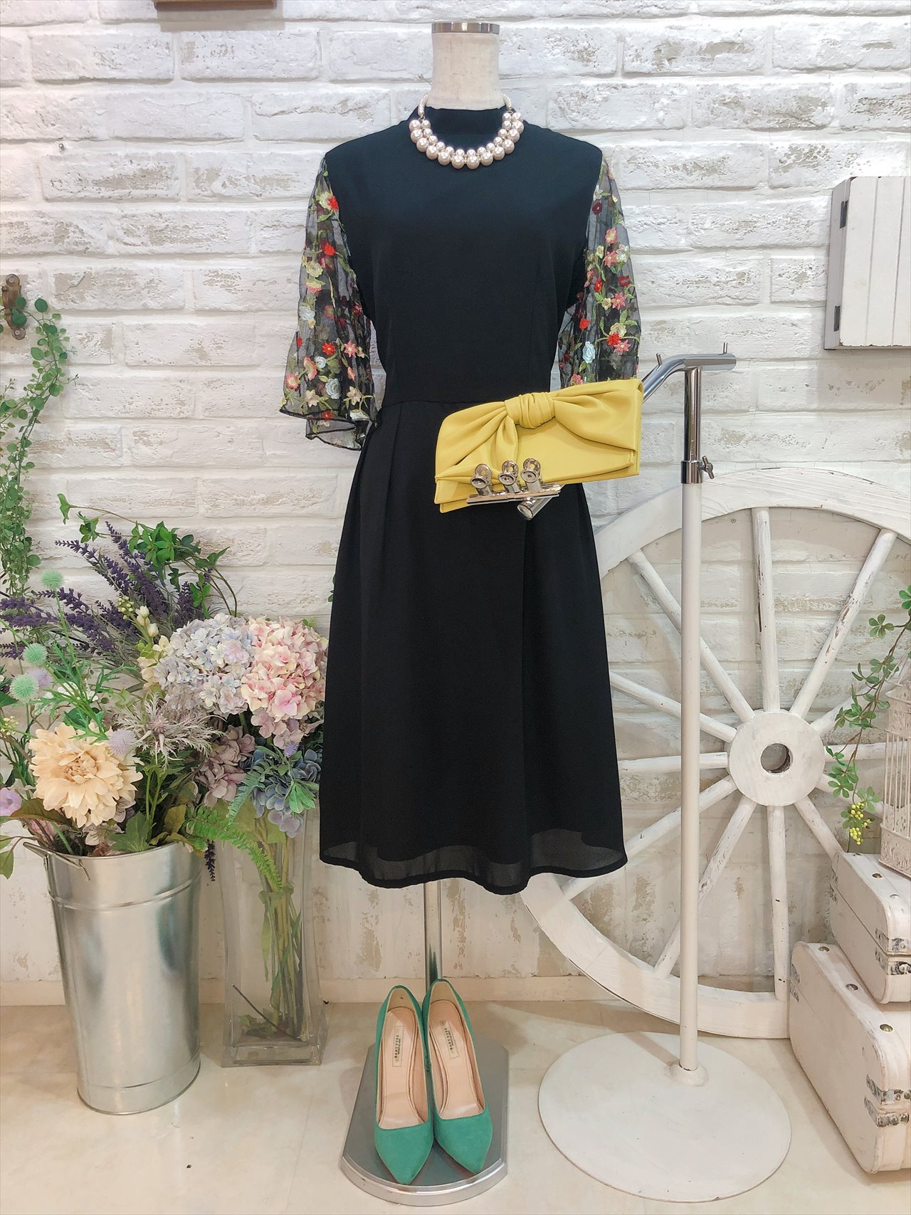 ブラックレース花柄刺繍袖膝丈ドレス | レンタルドレスのドレリッチ