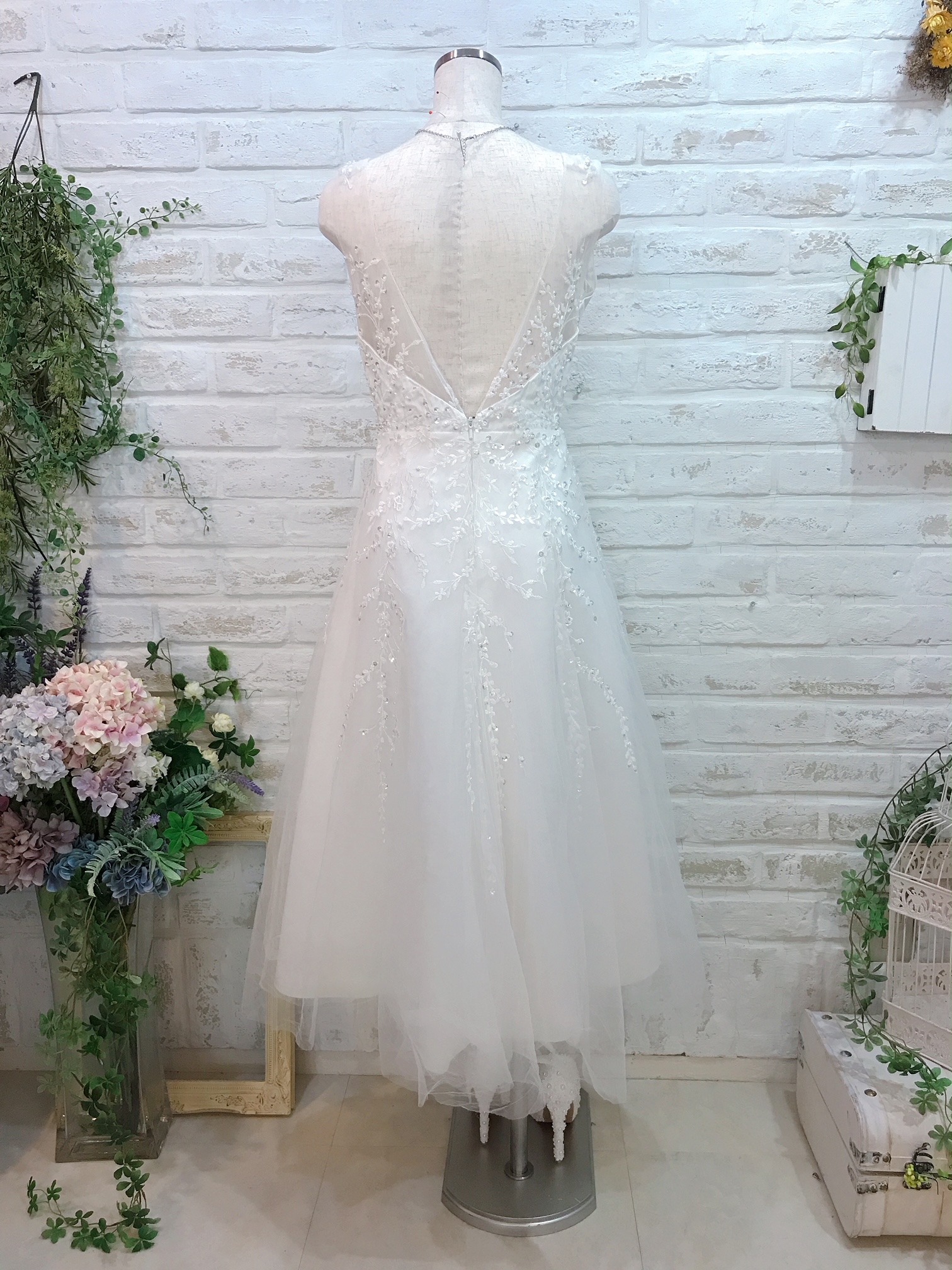 ホワイトスパンコール胸シースルーミモレ丈ドレス | レンタルドレスのドレリッチ