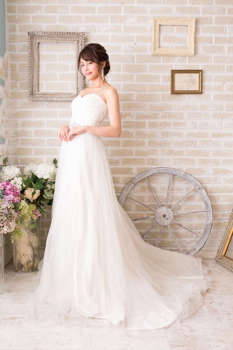 花嫁二次会 1 5次会 結婚式向け Couture Naoco Ginza のaラインレース付ノースリーブウェディングドレス